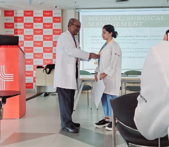 Physiotherapist of Naturopathy Lucknow receiving award by top authority in Physiotherapy
